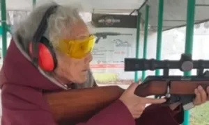 Cụ bà 92 tuổi trổ tài thiện xạ